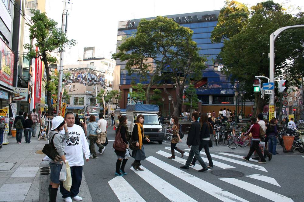 아메리카무라 거리의 횡단보도와 사람들